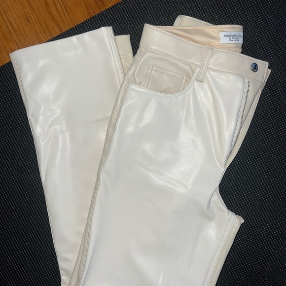 Abercrombie & Fitch 90’s Straight Ultra High Rise Vegan Leather Pants Size 28 - Picture 6 of 9